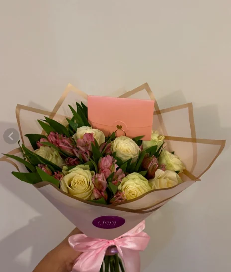 Detalle de ramo de rosas y alstroemerias