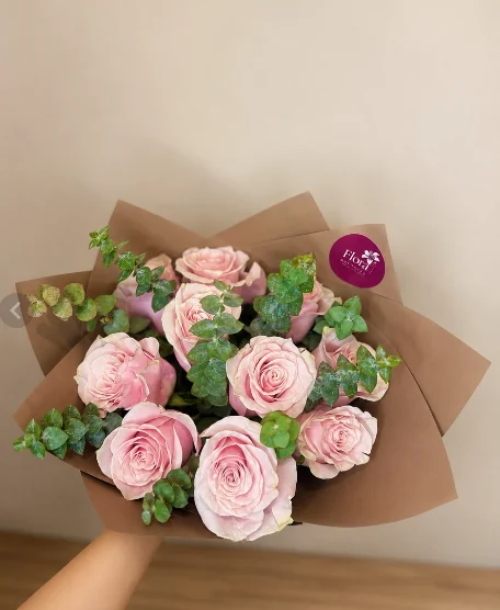 Detalle de ramo de rosas y eucalipto