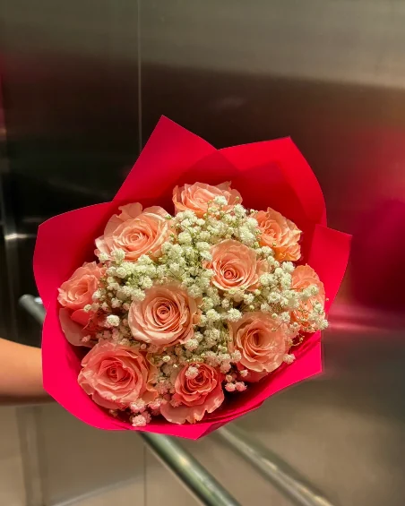 Detalle de ramo de rosas y gypsophila
