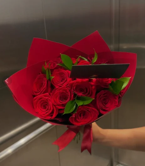 Detalle de ramo de rosas y ruscus