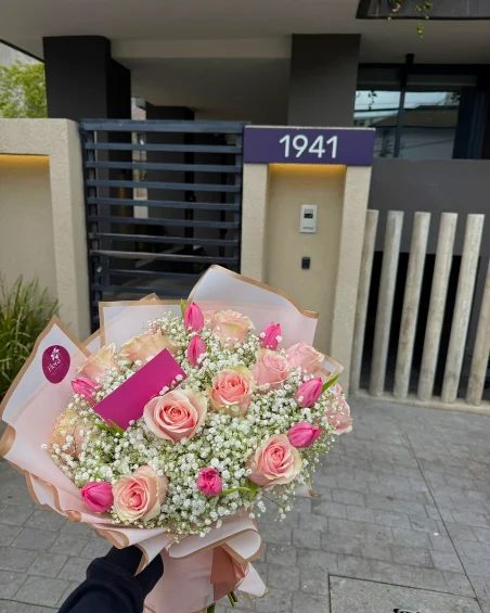 Detalle de ramo de tulipanes, rosas y gypsophila