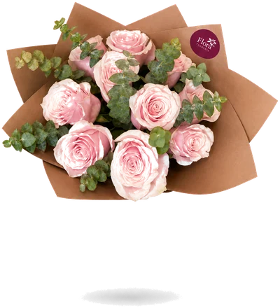 Ramo de rosas con eucalipto en papel kraft