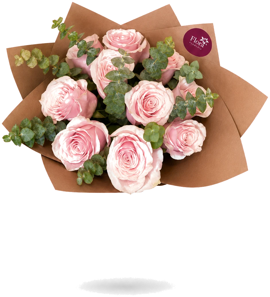 Ramo de rosas y eucalipto: rosas con eucalipto en papel kraft, con el sello de la casa