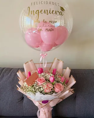 Ramo de rosas rosadas con globo de felicitación por titulación