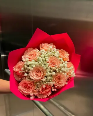 Ramo de rosas damasco y gypsophila en papel fucsia, entregado en mano