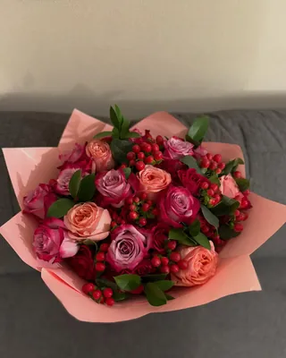 Ramo de rosas rosadas con hypericum, recién entregado
